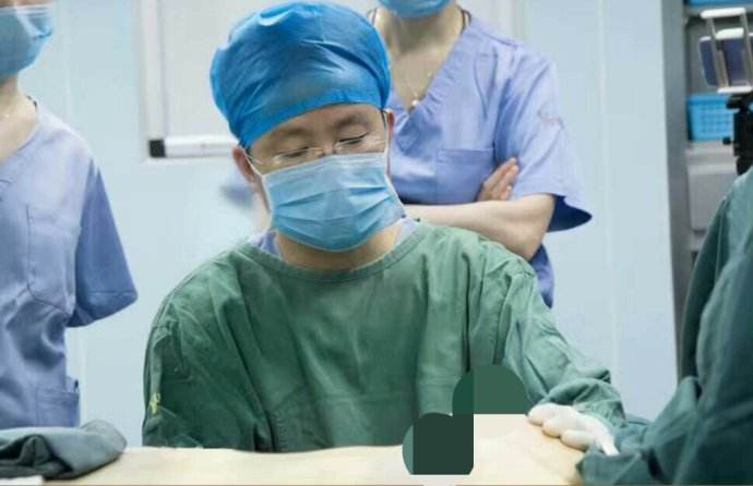 在西京医院整形外科做的假体隆胸，若干年后可以取出假体吗